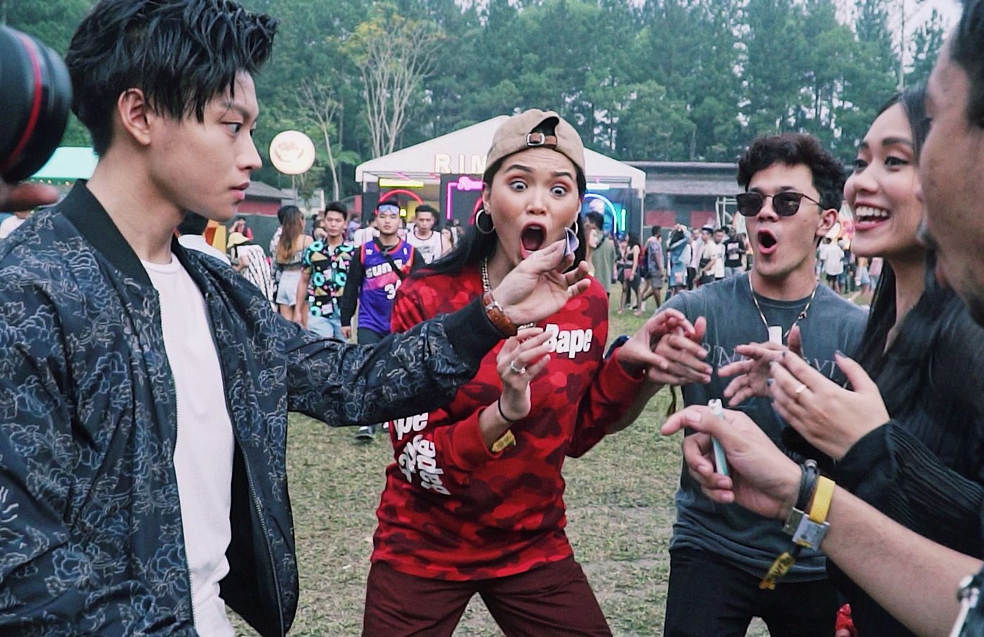 Close up magic for a crowd at an outdoor festival